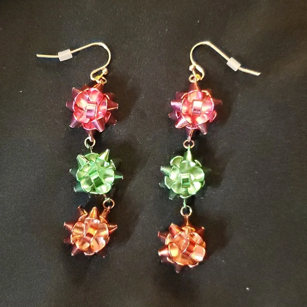 NWOT Gold Tone Gift Bow Earrings‎